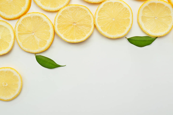 beyaz arkaplanda limon dilimleri, üst görünüm - Fotoğraf, Görsel