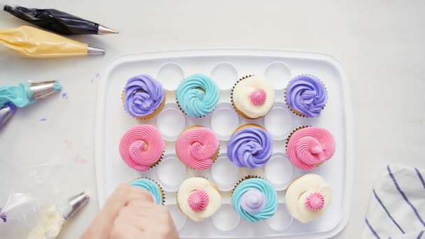 Paso a paso. Pastelería chef tubería crema de mantequilla glaseado en cupcakes unicornio para la fiesta de cumpleaños niña
 - Metraje, vídeo