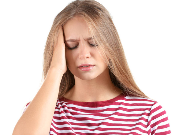 Jonge vrouw met hoofdpijn op witte achtergrond - Foto, afbeelding
