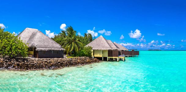 Panorama z Water Villas (bungalowy) na tropikalnej plaży na Malediwach w letni dzień - Zdjęcie, obraz