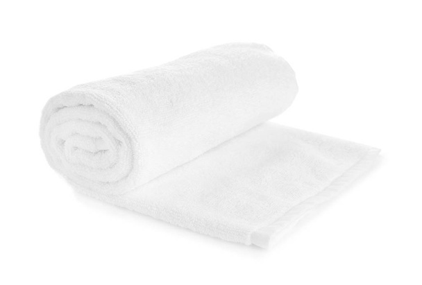 Warmgewalste schone zachte handdoek op witte achtergrond - Foto, afbeelding