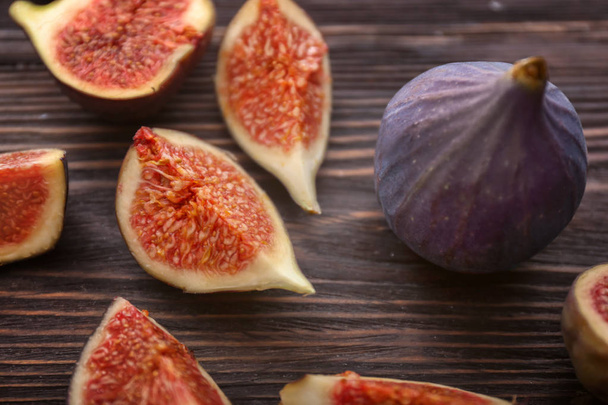 Fresh ripe figs on wooden table - Foto, afbeelding