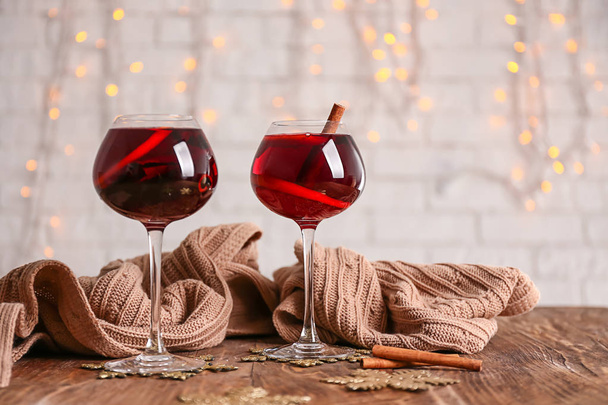 Brýle lahodné svařené víno s teplý pléd na dřevěný stůl - Fotografie, Obrázek