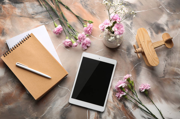 Luogo di lavoro con tablet PC e bellissimi fiori sul tavolo a colori
 - Foto, immagini