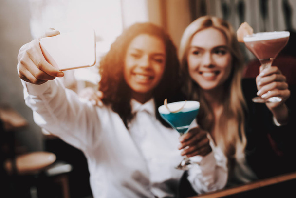 Selfie. Girls. Order. Cocktails. Sit. Bar. Group of Young People. Rest. Drink Alcoholic Beverages. Have Fun. Together. Joyful. Chin-chin. Leisure Time. Nightlife. Positive. Emotion. Clubbing. Guys. - Foto, Imagem