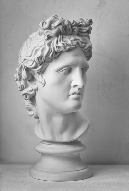Γύψος άγαλμα του Απόλλωνα το κεφάλι. Άγαλμα του Μαν..  - Φωτογραφία, εικόνα