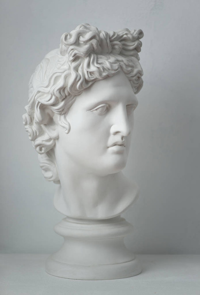 Γύψος άγαλμα του Απόλλωνα το κεφάλι. Άγαλμα του Μαν..  - Φωτογραφία, εικόνα