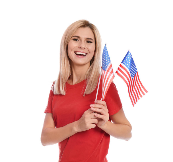 Porträt einer Frau mit amerikanischen Flaggen auf weißem Hintergrund - Foto, Bild