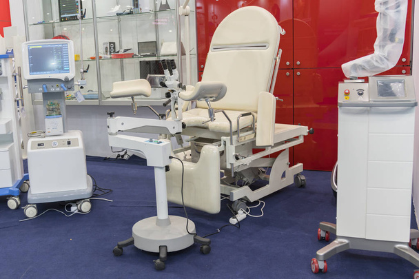 гінекологічний стілець та інше медичне обладнання в гінекологічному кабінеті
. - Фото, зображення