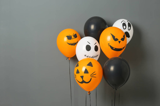 Color balloons for Halloween party on gray background. Space for text - Фото, зображення