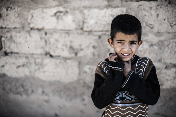 Портрет хлопчик дивлячись на камеру в селі Merzouga, Марокко - Фото, зображення