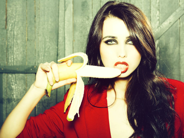 Woman eating banana - Φωτογραφία, εικόνα