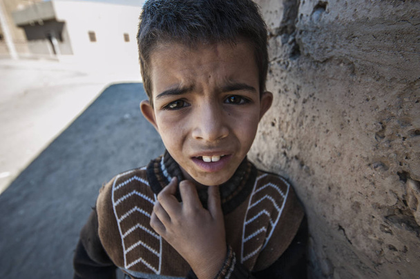 Retrato de un niño mirando a la cámara en la aldea Merzouga, Marruecos
 - Foto, imagen