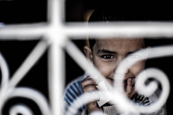 Egy fiú, a falu, Merzouga, Marokkó-portré - Fotó, kép