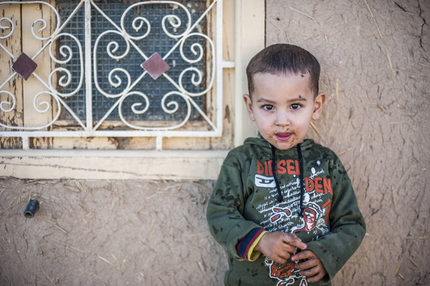 村メルズーガ、モロッコの少年のポートレート - 写真・画像