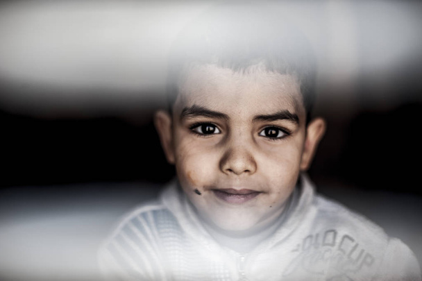 Portret van een jongen in dorp Merzouga, Marokko - Foto, afbeelding