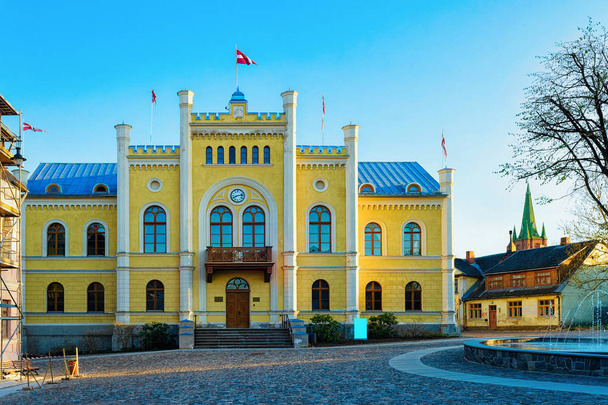 Das Rathaus auf dem zentralen Platz in Kuldiga im Westen Lettlands. Früher hieß es goldingen. - Foto, Bild
