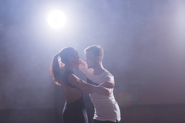 Молодая влюбленная пара танцует социальный данс кизомба или бачата
. - Фото, изображение