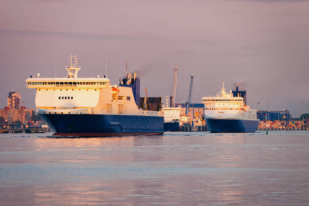 Los grandes transbordadores de pasajeros navegan en el puerto de Klaipeda en Lituania, país de Europa del Este en el mar Báltico. Al atardecer romántico
 - Foto, Imagen