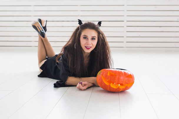 Concetto di Halloween - Strega felice con zucca Jack-o-lanterna
 - Foto, immagini