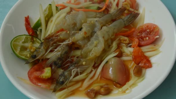 Som tum ταϊλανδικό πικάντικη πράσινη παπάγια Κορυφολόγημα πρώτων υλών για γαρίδες σαλάτα και πιρούνι scooping να φάει - Πλάνα, βίντεο
