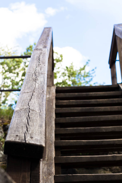 Escaleras de madera sube
 - Foto, Imagen