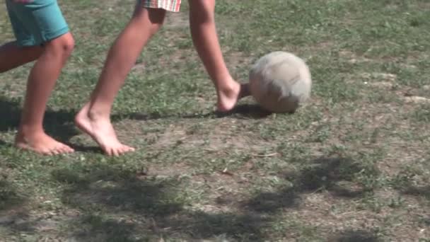 Kinder spielen Fußball mit einem alten Ball - Filmmaterial, Video