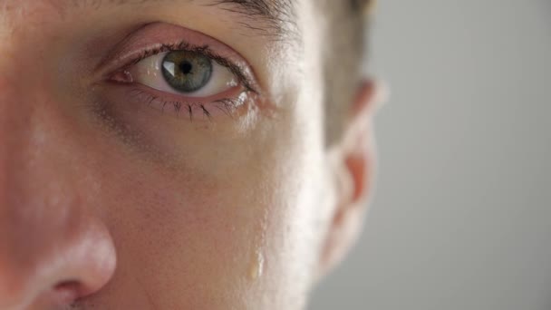 Halbgesicht Porträt eines depressiven Mannes, der mit Tränen in den Augen weint. Verzweifelter Mann. - Filmmaterial, Video
