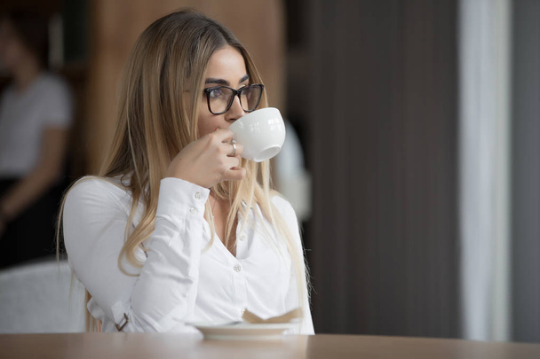 Pretty businesswoman enjoy coffee break - Fotoğraf, Görsel