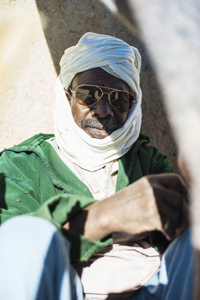 Retrato de un hombre de Merzouga en la región de disfraces tradicionales, Marruecos
 - Foto, imagen