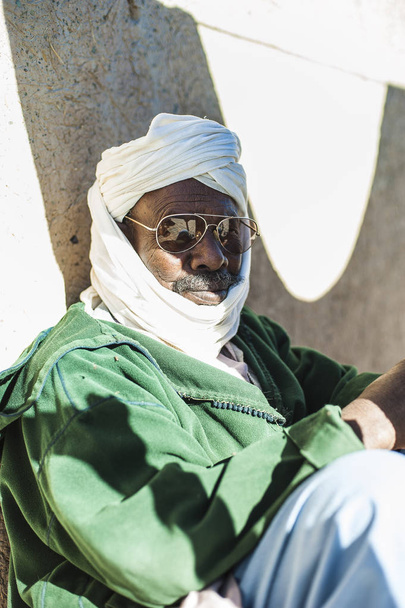 Πορτραίτο ενός άνδρα από Merzouga παραδοσιακή φορεσιά περιοχής, Μαρόκο - Φωτογραφία, εικόνα