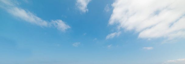 Sininen taivas valkoisilla pilvillä keväisin
 - Valokuva, kuva
