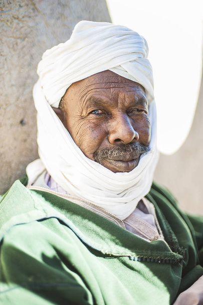 Merzouga bölgesinde geleneksel kostüm, Fas bir adam portresi - Fotoğraf, Görsel