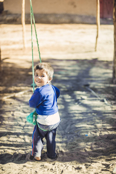 Хлопчик на мотузці
 - Фото, зображення