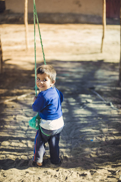 Chlapec na lano swing - Fotografie, Obrázek