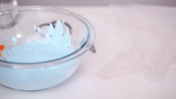 Step by step. Mixing food coloring into royal icing to decorate unicorn sugar cookies. - Séquence, vidéo