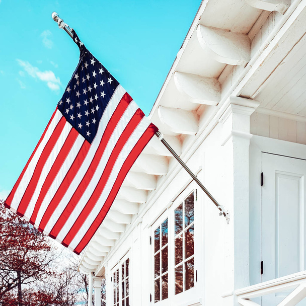 Αμερικάνικη σημαία στο Μουσείο της Σάντι Χουκ. Είναι ο αρχαιότερος φάρος που δουλεύει ακόμα τώρα. Το Sandy Χουκ βρίσκεται σε Χάιλαντς στην κομητεία Μόνμουθ του Νιού Τζέρσεϊ, ΗΠΑ. Επιλεκτική εστίαση - Φωτογραφία, εικόνα
