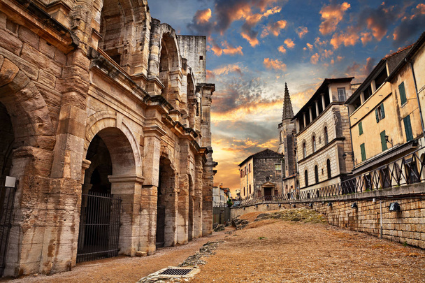 Arles, Frankreich: die antike römische Arena, ein Amphitheater aus dem 1. Jahrhundert, eines der am besten erhaltenen der Antike - Foto, Bild