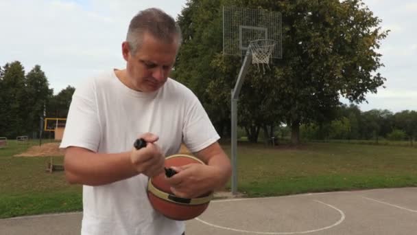 Mann pumpt Basketball-Ball - Filmmaterial, Video