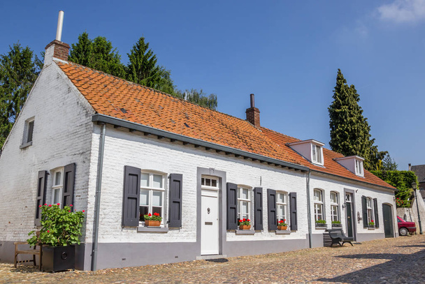 Typowy holenderski białe domy w Thorn, Holandia - Zdjęcie, obraz