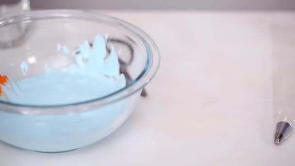 Time lapse. Step by step. Mixing food coloring into royal icing to decorate unicorn sugar cookies. - Séquence, vidéo