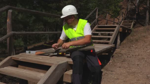 Εργαζόμενος μετράει το πλάτος της Σκάλας - Πλάνα, βίντεο