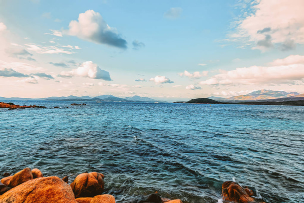 Пляж Капріколі у блакитних водах Середземного моря на острові Сардинія в Італії - Фото, зображення