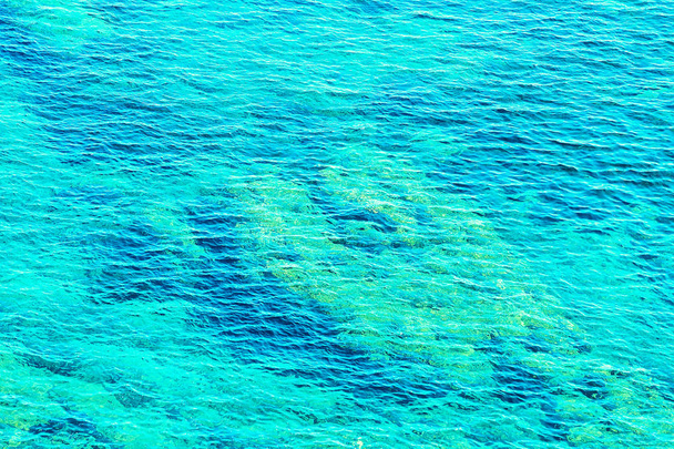 Aguas Azules del Mar Mediterráneo en la provincia de Cagliari en el sur de Cerdeña en Italia
. - Foto, Imagen