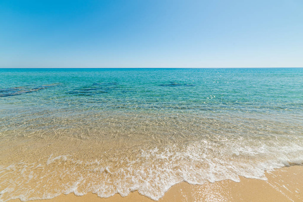 Kristal helder water in Piscina Rei strand, Muravera. Sardinië, Italië - Foto, afbeelding