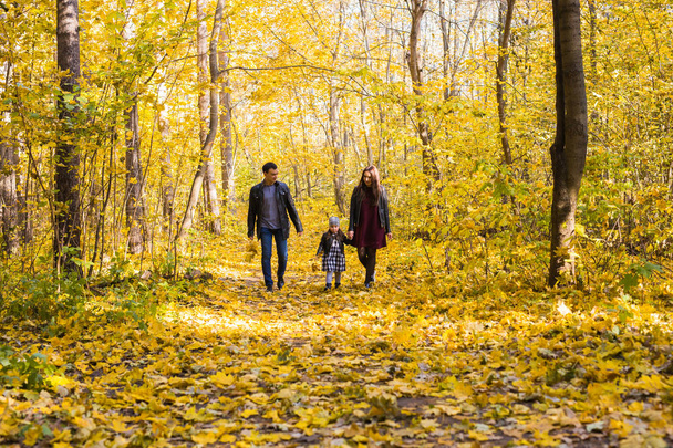 Podzim, příroda a pro rodiny koncept - šťastná rodina v podzimním parku - Fotografie, Obrázek