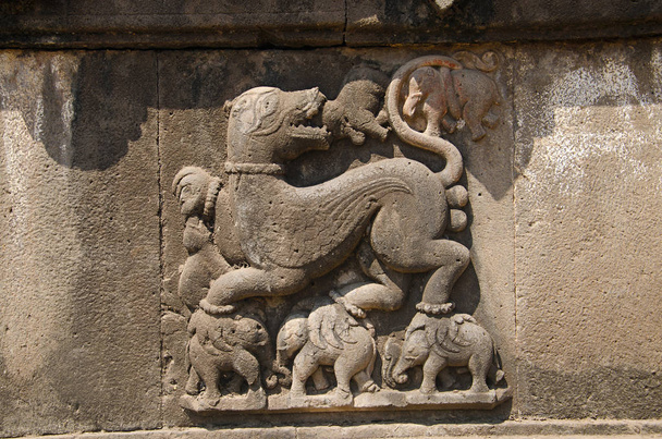 geschnitzte Wand, die eine Sharabha zeigt, die Elefanten in ihren nackten Pfoten hebt. dakshin kashi mandir. mahuli sangam. satara. Maharashtra. Indien - Foto, Bild