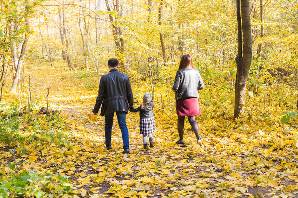 Automne, nature et concept familial - promenade en famille dans le parc d'automne, vue arrière
 - Photo, image