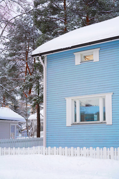 Деталь будинку на снігу взимку на Різдво в Фінляндії, Лапландія - Фото, зображення