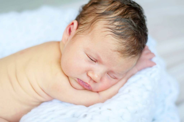 Sweet en onschuldige baby baby slapen op een zachte witte deken. Pasgeboren fotosessie. - Foto, afbeelding